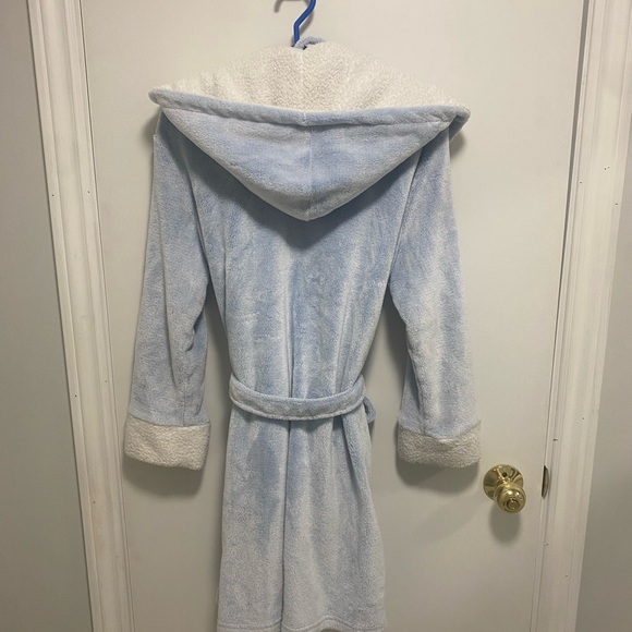 Assorted robes - Picture 8 of 11